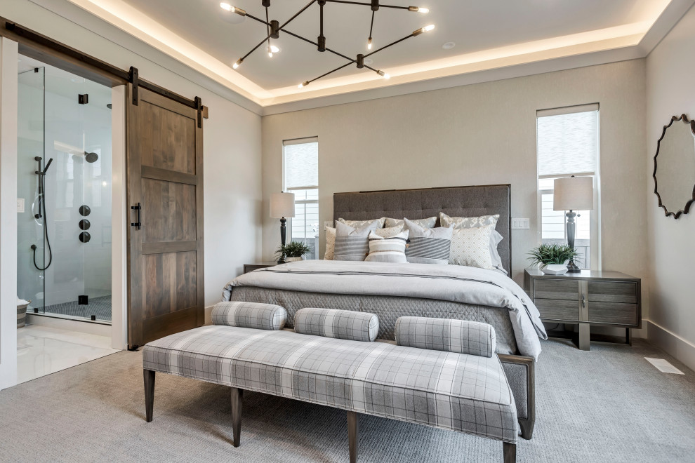 На фото: хозяйская спальня в стиле неоклассика (современная классика) с белыми стенами, ковровым покрытием и серым полом
