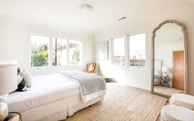 Bedroom - traditional bedroom idea in Los Angeles