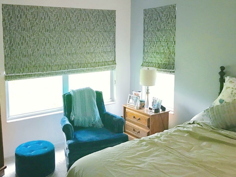 Modelo de habitación de invitados clásica de tamaño medio con paredes blancas y moqueta