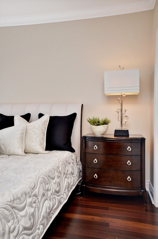 Ejemplo de dormitorio principal tradicional de tamaño medio con paredes beige
