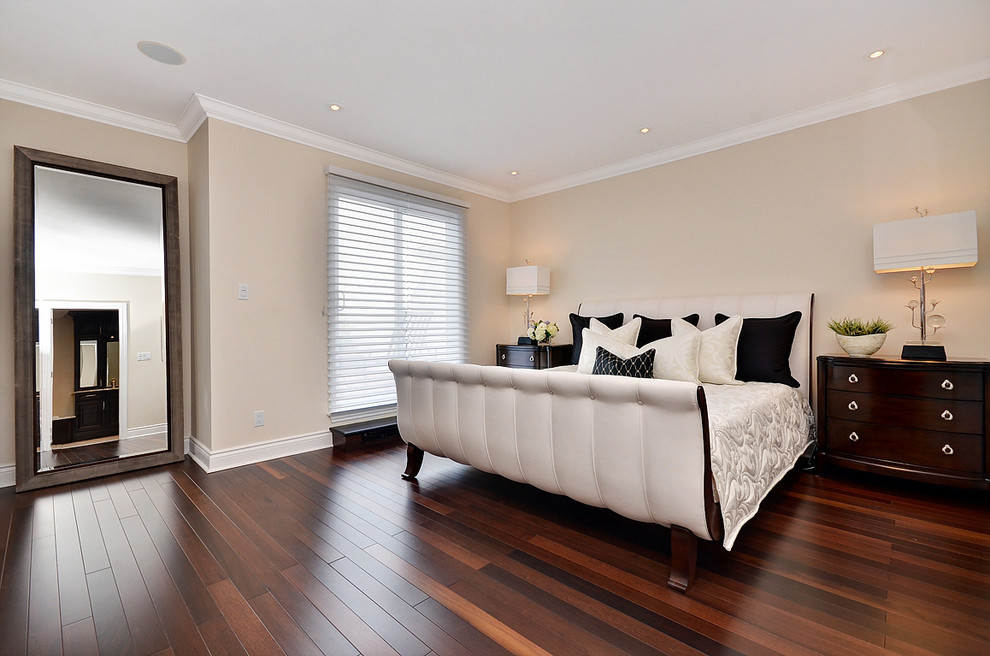 Diseño de dormitorio principal clásico de tamaño medio con paredes beige