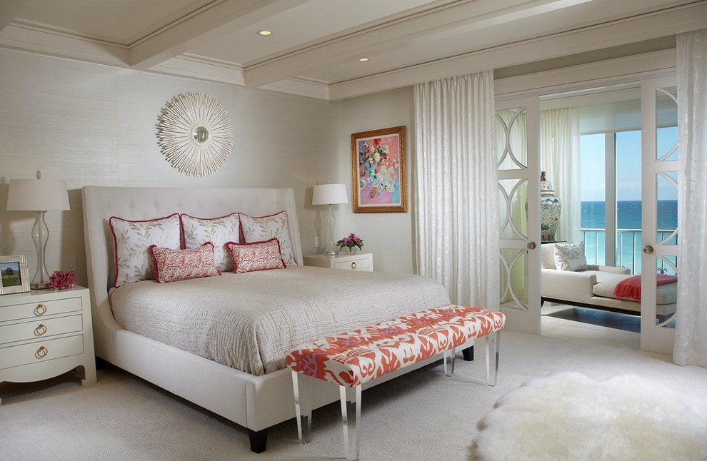 Mittelgroßes Maritimes Hauptschlafzimmer ohne Kamin mit weißer Wandfarbe, Teppichboden, freigelegten Dachbalken und Tapetenwänden in Miami