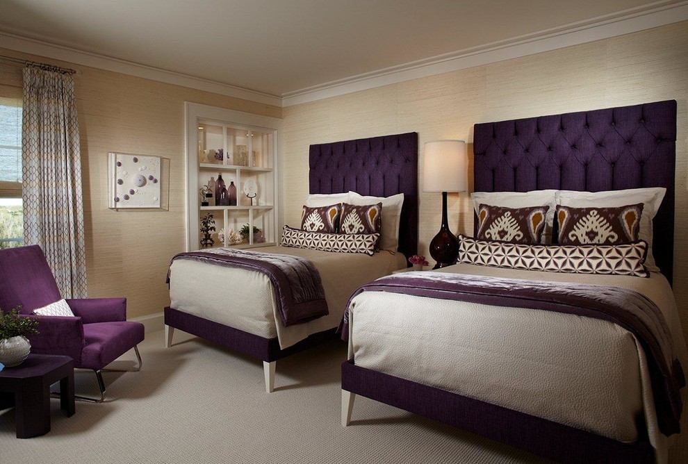 Стильный дизайн: гостевая спальня среднего размера, (комната для гостей) в морском стиле с бежевыми стенами и бежевым полом - последний тренд