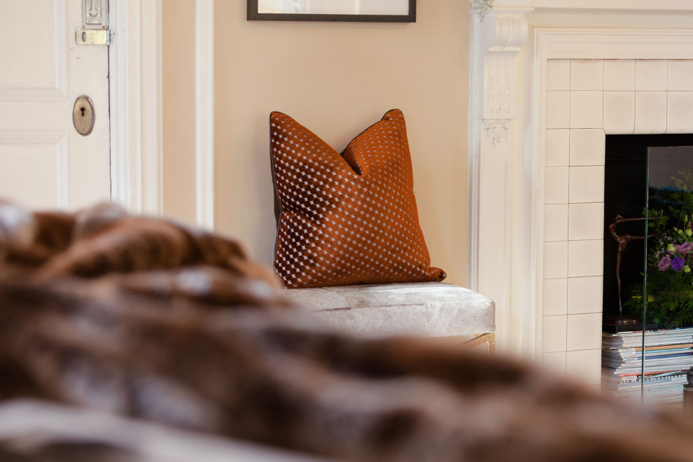 Imagen de dormitorio principal minimalista grande con paredes beige, suelo de madera en tonos medios, todas las chimeneas, marco de chimenea de hormigón y suelo marrón