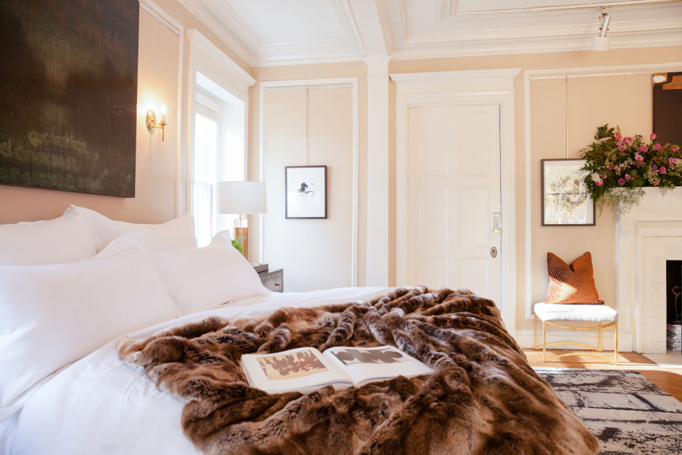 Ejemplo de dormitorio principal moderno grande con paredes beige, suelo de madera en tonos medios, todas las chimeneas, marco de chimenea de hormigón y suelo marrón