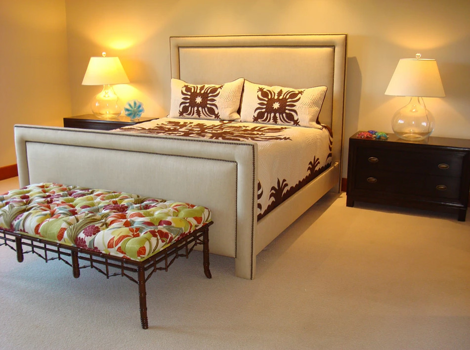 Großes Hauptschlafzimmer ohne Kamin mit beiger Wandfarbe, Teppichboden und beigem Boden in Portland