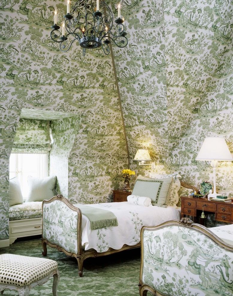 Foto de habitación de invitados clásica con paredes multicolor, moqueta, suelo verde y techo inclinado