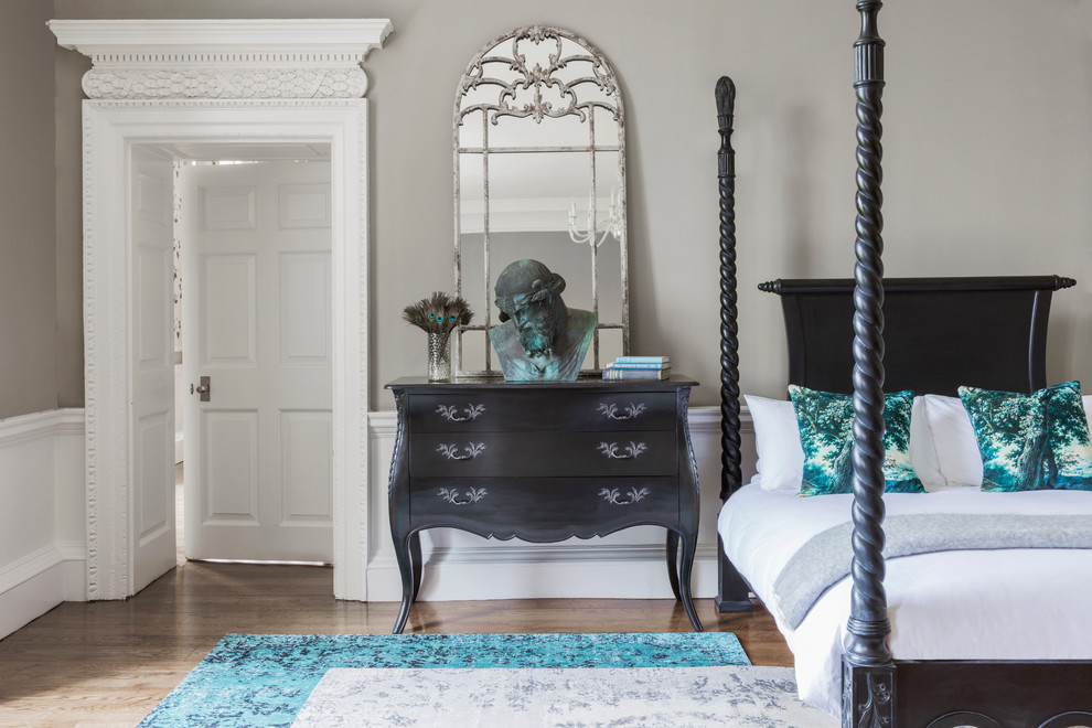 На фото: хозяйская спальня в классическом стиле с серыми стенами и темным паркетным полом