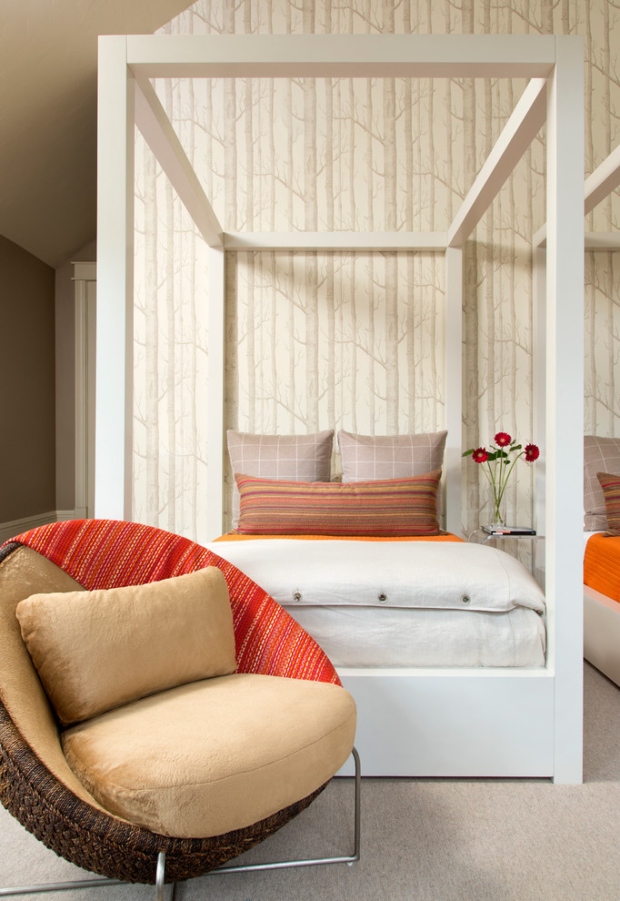 На фото: гостевая спальня (комната для гостей) в стиле рустика с разноцветными стенами и ковровым покрытием без камина