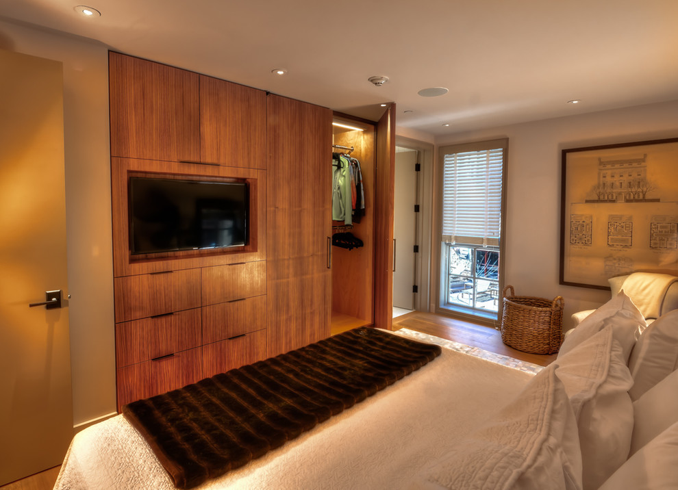 Mittelgroßes Modernes Hauptschlafzimmer ohne Kamin mit beiger Wandfarbe, braunem Holzboden und braunem Boden in Denver