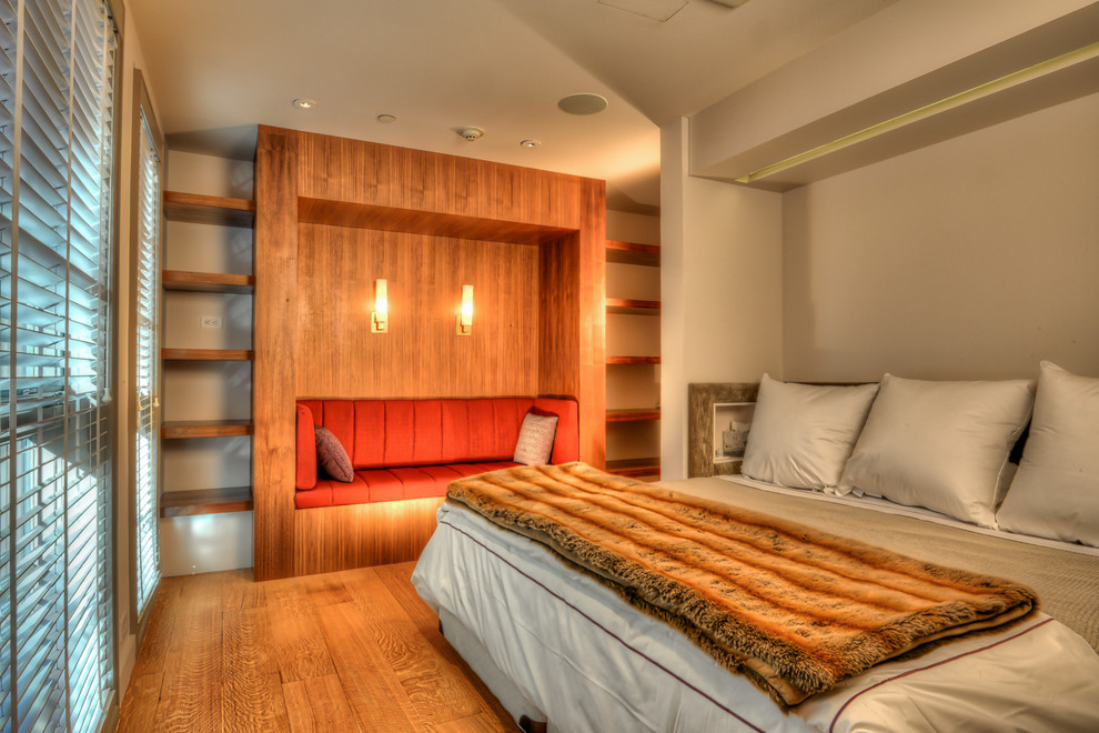Mittelgroßes Modernes Hauptschlafzimmer ohne Kamin mit beiger Wandfarbe, braunem Holzboden und braunem Boden in Denver