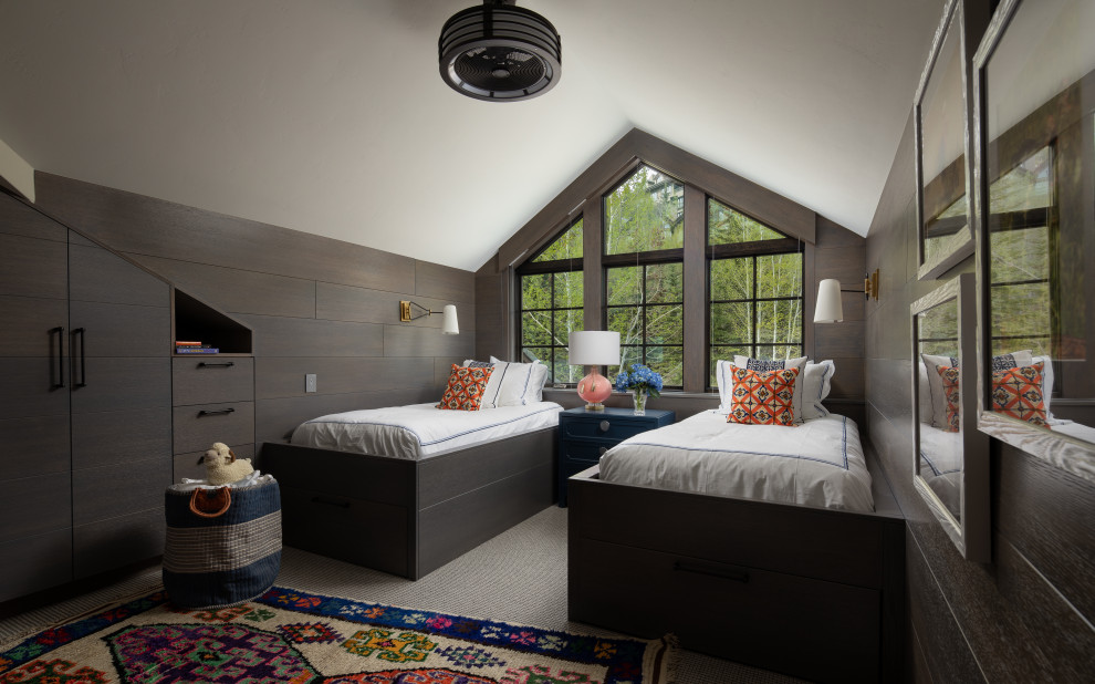 Foto de dormitorio tradicional renovado de tamaño medio sin chimenea con paredes marrones, moqueta y suelo gris