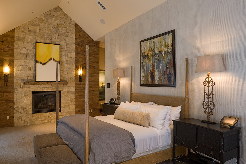 Свежая идея для дизайна: большая хозяйская спальня в стиле неоклассика (современная классика) с серыми стенами, ковровым покрытием, стандартным камином, фасадом камина из камня и бежевым полом - отличное фото интерьера