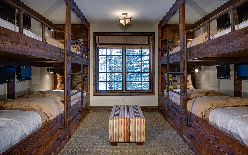 Идея дизайна: большая гостевая спальня (комната для гостей): освещение в стиле неоклассика (современная классика) с белыми стенами, ковровым покрытием и серым полом без камина