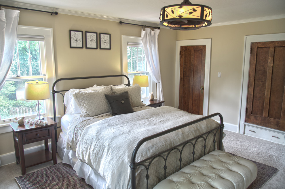 Стильный дизайн: гостевая спальня среднего размера, (комната для гостей) в современном стиле с бежевыми стенами и ковровым покрытием без камина - последний тренд