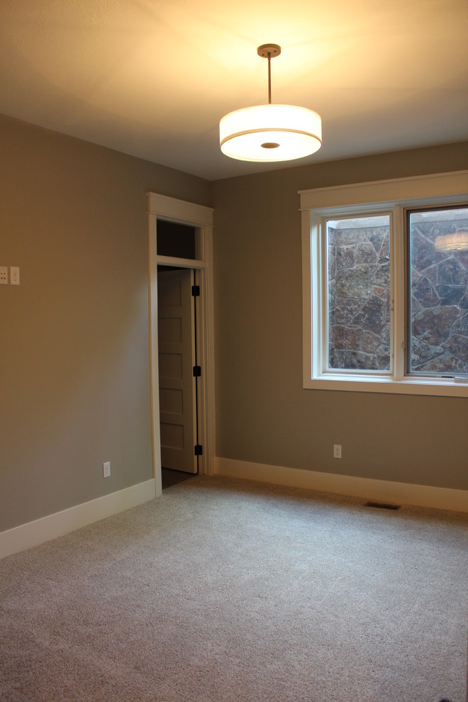 На фото: большая гостевая спальня (комната для гостей) в стиле неоклассика (современная классика) с серыми стенами и ковровым покрытием без камина с