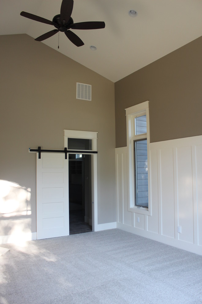 Cette photo montre une grande chambre chic avec un mur beige, une cheminée d'angle et un manteau de cheminée en carrelage.