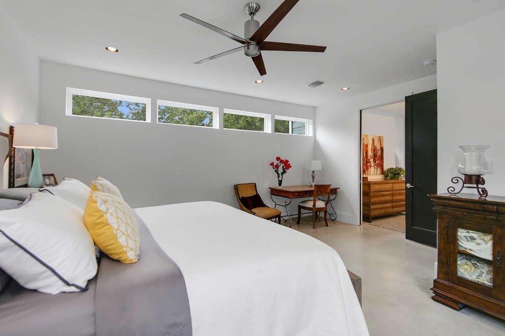 Свежая идея для дизайна: хозяйская спальня среднего размера в стиле ретро с белыми стенами, бетонным полом и серым полом без камина - отличное фото интерьера