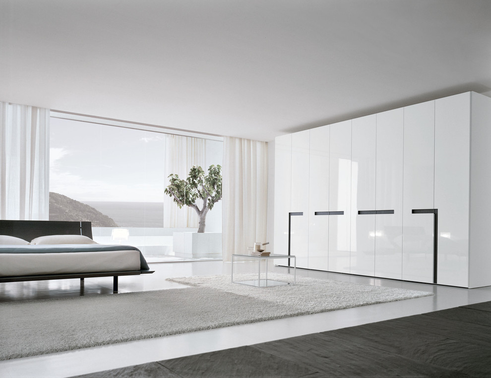 Пример оригинального дизайна: спальня в стиле модернизм с белыми стенами без камина