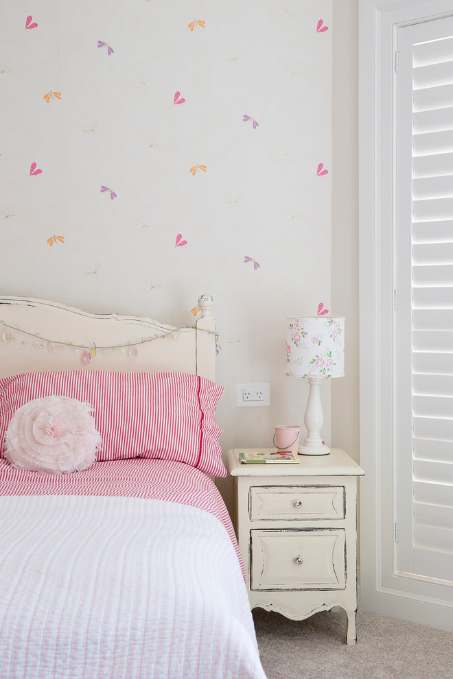 Idee per una camera da letto moderna con pareti multicolore e moquette