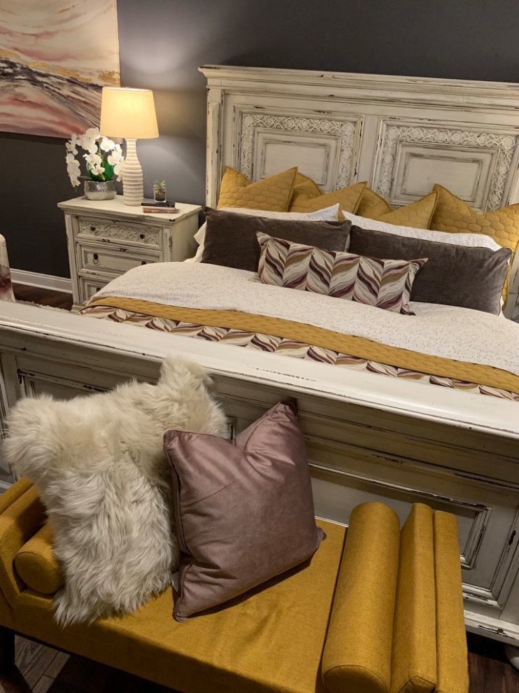 Стильный дизайн: большая хозяйская спальня в стиле модернизм с фиолетовыми стенами, полом из винила и коричневым полом - последний тренд