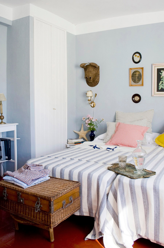 Diseño de dormitorio principal ecléctico de tamaño medio sin chimenea con paredes azules