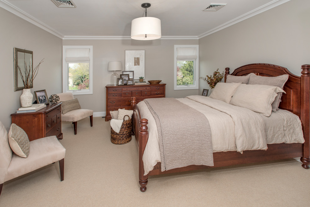 На фото: хозяйская спальня среднего размера в классическом стиле с ковровым покрытием, бежевым полом и бежевыми стенами без камина с