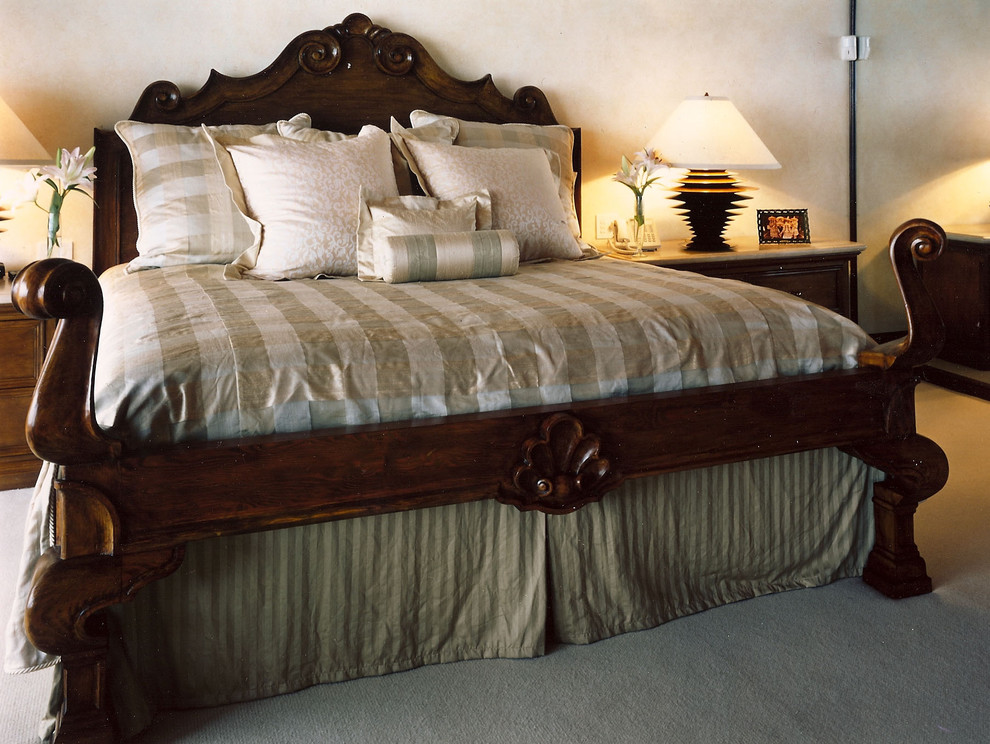 Стильный дизайн: спальня в морском стиле с бежевыми стенами и ковровым покрытием - последний тренд