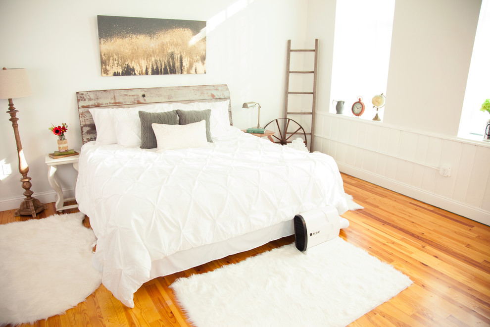 Mittelgroßes Shabby-Chic Schlafzimmer ohne Kamin, im Loft-Style mit weißer Wandfarbe und braunem Holzboden in Providence