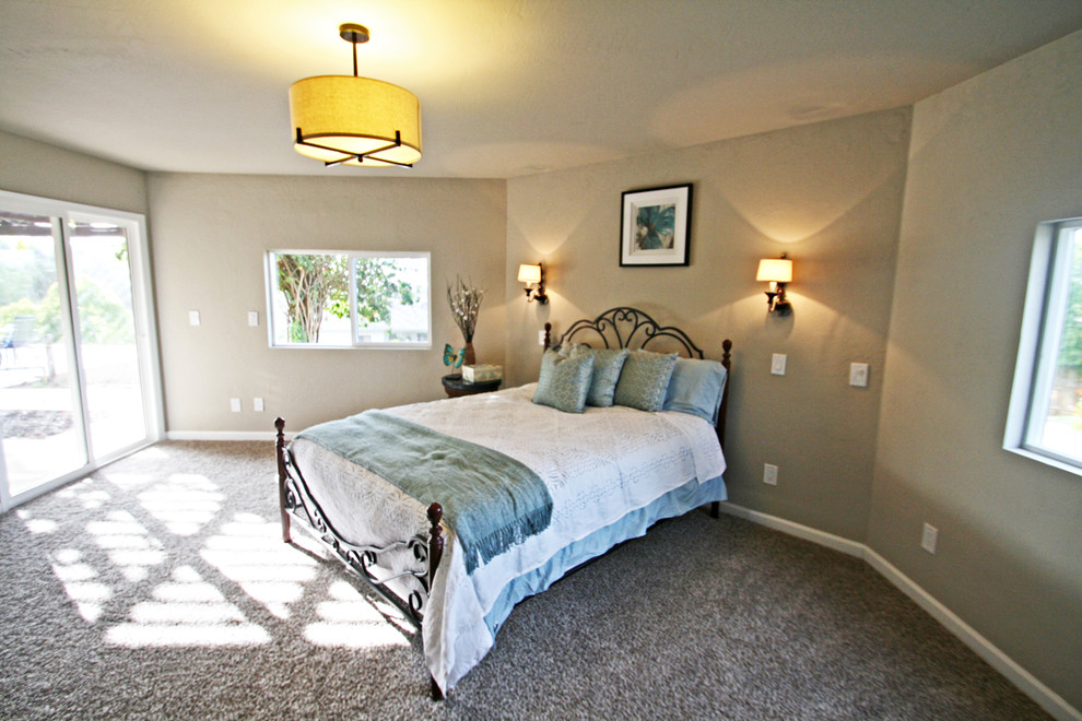サンディエゴにある広いトラディショナルスタイルのおしゃれな主寝室 (ベージュの壁、カーペット敷き、暖炉なし) のインテリア