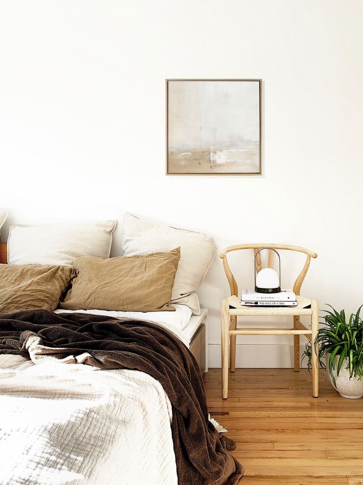 На фото: маленькая спальня в скандинавском стиле с белыми стенами и светлым паркетным полом для на участке и в саду с