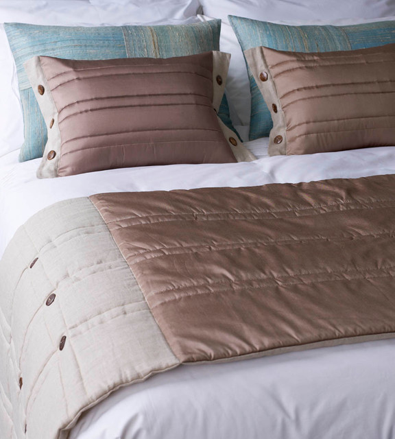 bed runner and cushions