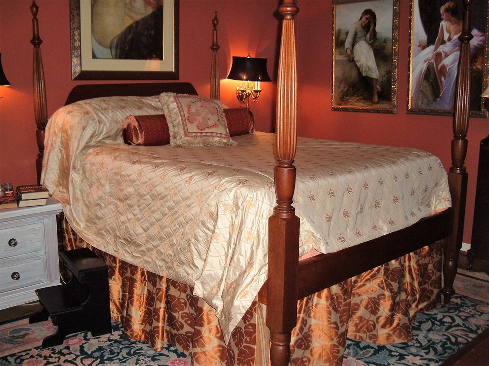 Aménagement d'une chambre parentale classique de taille moyenne avec un mur rouge, parquet foncé et un sol marron.