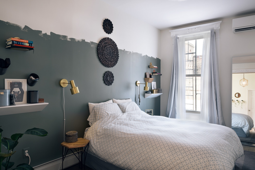 Стильный дизайн: спальня в современном стиле с серыми стенами - последний тренд