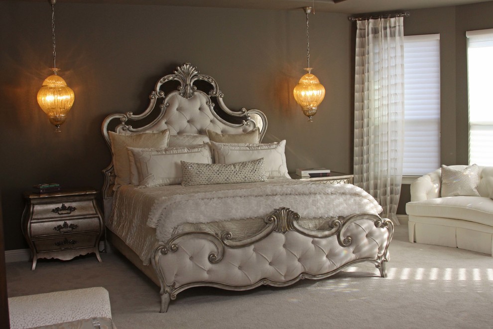 Imagen de dormitorio principal clásico grande con paredes grises, moqueta y suelo blanco