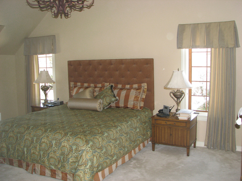 Elegant bedroom photo in Milwaukee