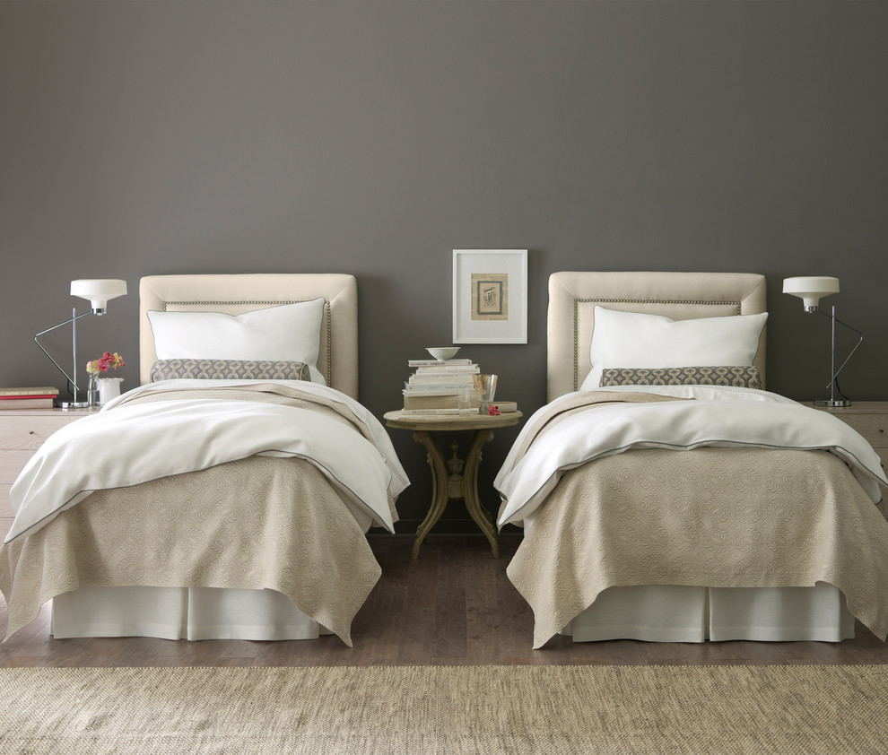Imagen de dormitorio tradicional de tamaño medio con paredes grises