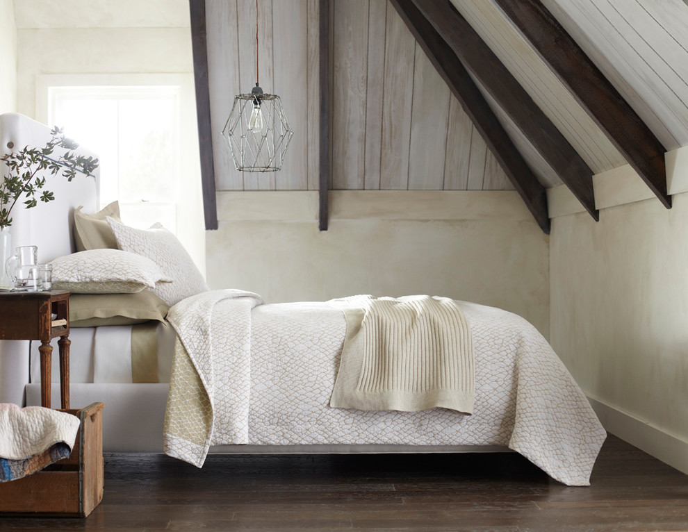 Mittelgroßes Rustikales Schlafzimmer im Loft-Style mit grauer Wandfarbe und dunklem Holzboden in Sonstige