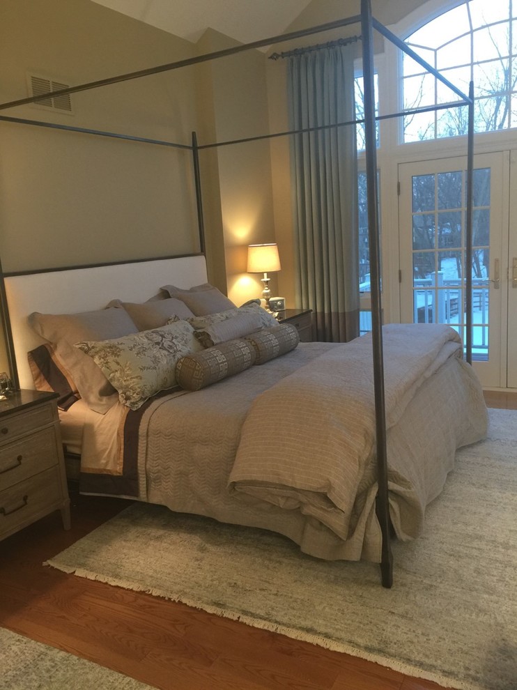 Großes Klassisches Hauptschlafzimmer ohne Kamin mit grauer Wandfarbe, braunem Holzboden, braunem Boden und gewölbter Decke in Philadelphia