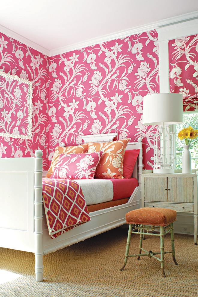 Idée de décoration pour une chambre tradition de taille moyenne avec un mur rose.