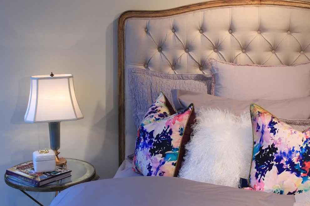 На фото: гостевая спальня (комната для гостей) в викторианском стиле с синими стенами и темным паркетным полом с