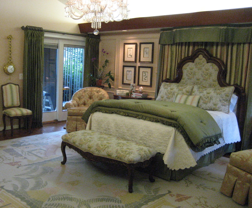 Diseño de dormitorio principal tradicional sin chimenea con paredes verdes y moqueta