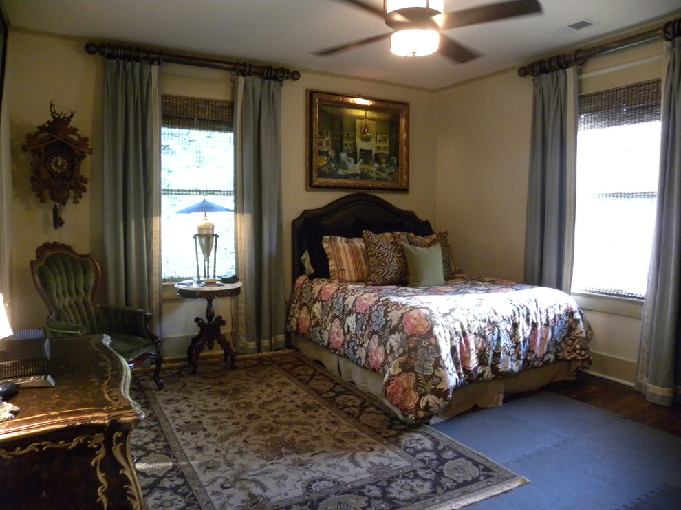 Klassisches Gästezimmer ohne Kamin mit beiger Wandfarbe und Teppichboden in Detroit