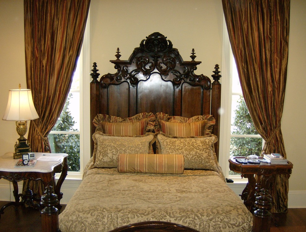 Стильный дизайн: гостевая спальня (комната для гостей) в классическом стиле с бежевыми стенами и темным паркетным полом без камина - последний тренд