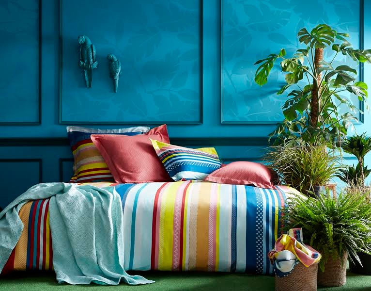 Пример оригинального дизайна: гостевая спальня среднего размера, (комната для гостей) в морском стиле с синими стенами, ковровым покрытием и зеленым полом без камина