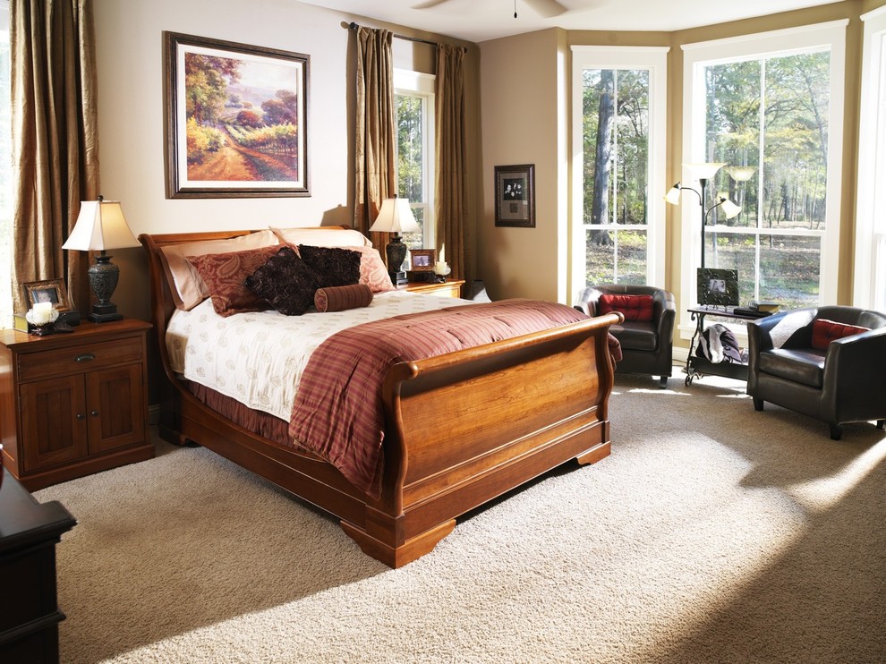 Modelo de dormitorio principal clásico con paredes beige y moqueta