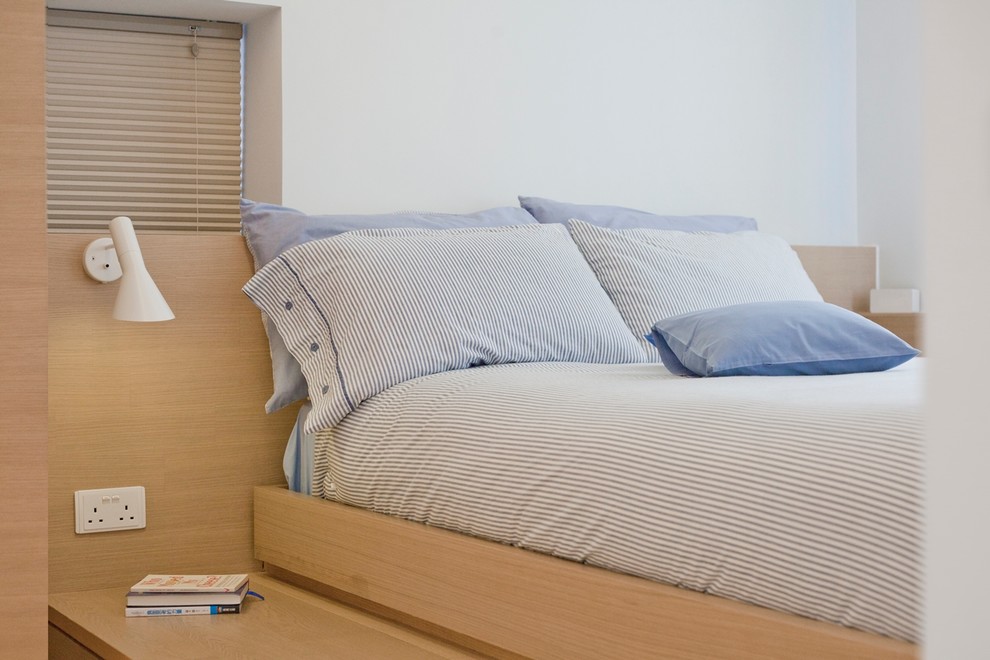 Foto di una camera da letto stile loft scandinava di medie dimensioni con pareti blu