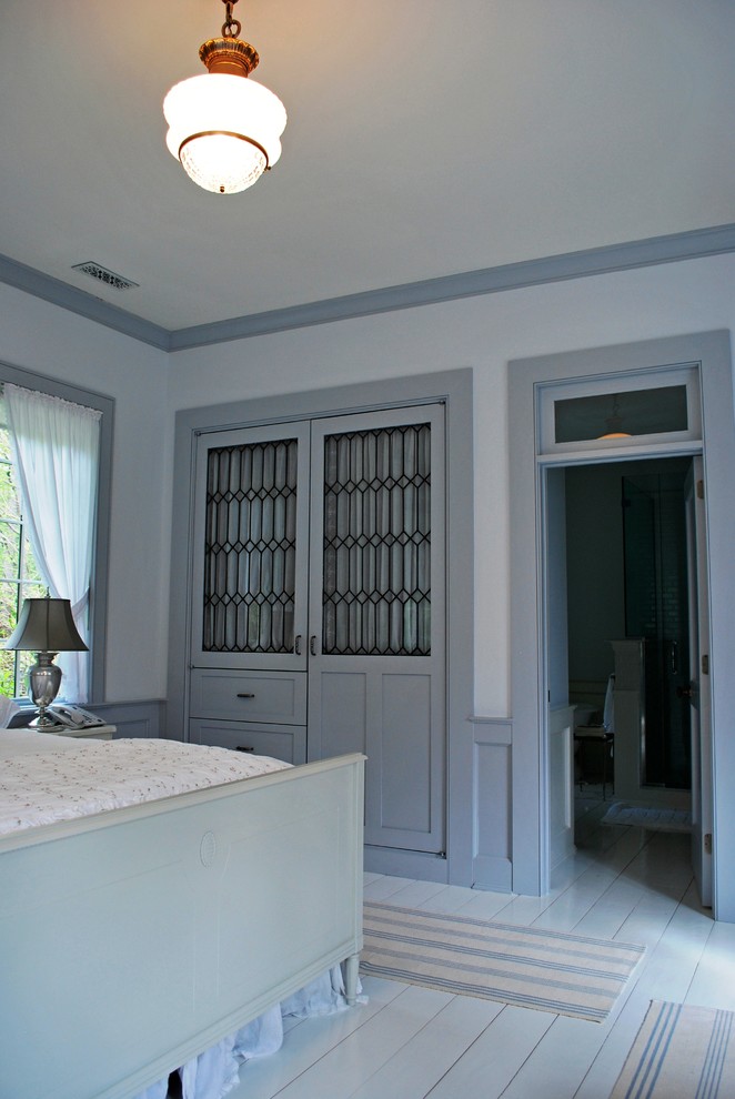 Идея дизайна: спальня в классическом стиле с синими стенами и деревянным полом