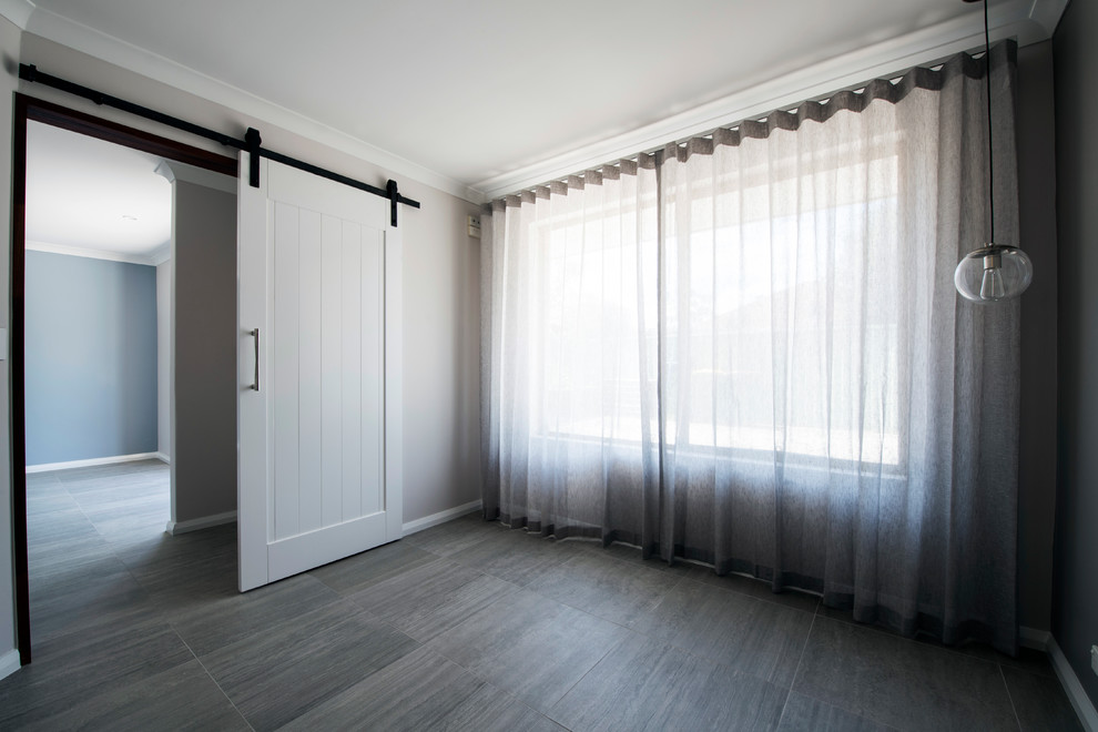 Kleines Modernes Schlafzimmer mit beiger Wandfarbe, braunem Boden und Keramikboden in Perth