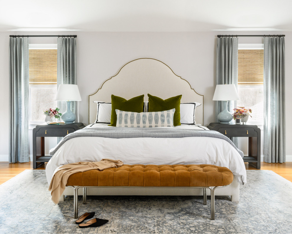 На фото: большая хозяйская спальня в стиле неоклассика (современная классика) с белыми стенами и коричневым полом